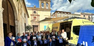 El bibliobús provincial fomenta la lectura entre los mayores de Archidona