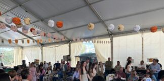 Modas de ayer y de hoy desfilan en Salinas con motivo de las fiestas de San Isidro