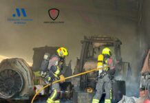 Cinco tractores y material agrícola, afectados por el incendio de una en Antequera