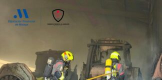 Cinco tractores y material agrícola, afectados por el incendio de una en Antequera