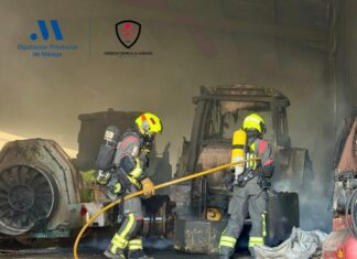 Cinco tractores y material agrícola, afectados por el incendio de una en Antequera