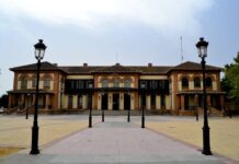 El Ayuntamiento de Campillos ilumina su fachada de naranja por el Día Nacional de la Epilepsia