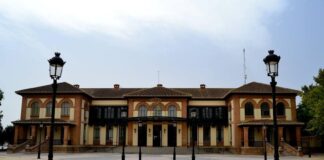 El Ayuntamiento de Campillos ilumina su fachada de naranja por el Día Nacional de la Epilepsia
