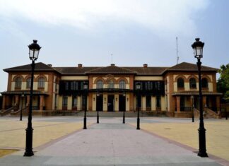 El Ayuntamiento de Campillos ilumina su fachada de naranja por el Día Nacional de la Epilepsia