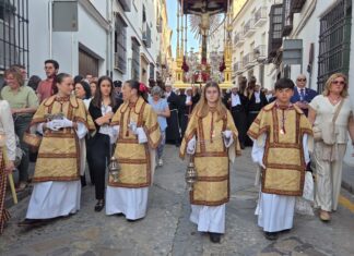 El Señor de la Salud recorre Antequera ante miles de fieles