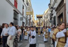 El Señor de la Salud recorre Antequera ante miles de fieles