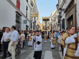El Señor de la Salud recorre Antequera ante miles de fieles