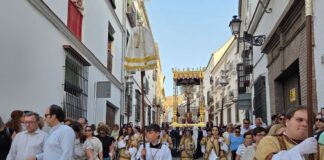 El Señor de la Salud recorre Antequera ante miles de fieles