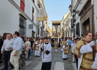 El Señor de la Salud recorre Antequera ante miles de fieles
