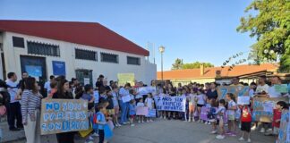 Las familias del CEIP Virgen de Gracia de Archidona se movilizan ante el cierre de sus instalaciones: «Nos sentimos abandonados»