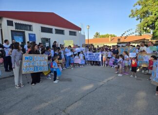 Las familias del CEIP Virgen de Gracia de Archidona se movilizan ante el cierre de sus instalaciones: «Nos sentimos abandonados»