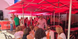 Cocina casera y actuaciones musicales propias: así vivió el centro la Feria de Primavera