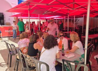 Cocina casera y actuaciones musicales propias: así vivió el centro la Feria de Primavera