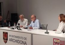 José Luis Nuevo Ábalos presentó ayer el poemario ‘Voy soñando diálogos de la tarde’ en la biblioteca municipal de Archidona