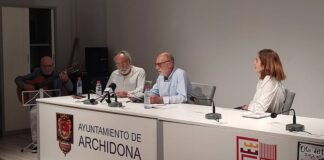 José Luis Nuevo Ábalos presentó ayer el poemario ‘Voy soñando diálogos de la tarde’ en la biblioteca municipal de Archidona