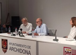 José Luis Nuevo Ábalos presentó ayer el poemario ‘Voy soñando diálogos de la tarde’ en la biblioteca municipal de Archidona