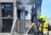 Efectivos del Consorcio de Bomberos de Málaga extinguen un incendio en una planta fotovoltaica de Teba