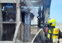 Efectivos del Consorcio de Bomberos de Málaga extinguen un incendio en una planta fotovoltaica de Teba
