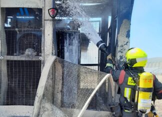 Efectivos del Consorcio de Bomberos de Málaga extinguen un incendio en una planta fotovoltaica de Teba