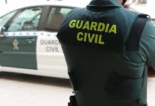 Efectivos de la Guardia Civil de Campillos auxilian a un hombre en estado crítico en un hostal de Mollina