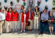 El Ayuntamiento y Cruz Roja unen fuerzas en Antequera para plantar color y compañía en la vida de sus mayores