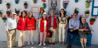 El Ayuntamiento y Cruz Roja unen fuerzas en Antequera para plantar color y compañía en la vida de sus mayores