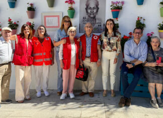 El Ayuntamiento y Cruz Roja unen fuerzas en Antequera para plantar color y compañía en la vida de sus mayores