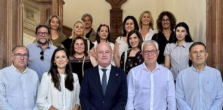 El Ayuntamiento recibe a una delegación turística de la Costa Dorada para compartir sinergias y estrategias de promoción