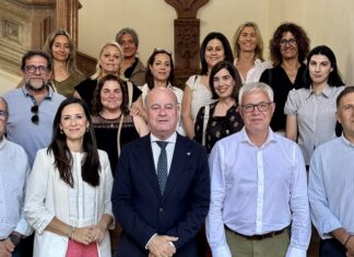 El Ayuntamiento recibe a una delegación turística de la Costa Dorada para compartir sinergias y estrategias de promoción