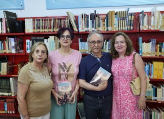 Ignacio L. Raya presenta en Cuevas de San Marcos su novela «Las cuevas de la hidra» con un viaje visual al siglo XVIII