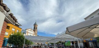 Cuevas de San Marcos da la bienvenida al verano con pantallas gigantes para ver los partidos del Málaga CF y de España