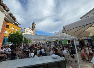 Cuevas de San Marcos da la bienvenida al verano con pantallas gigantes para ver los partidos del Málaga CF y de España