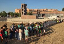 La comunidad educativa del IES Los Colegiales forma una cadena humana para exigir la construcción del nuevo centro