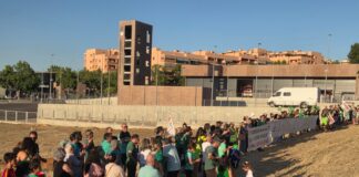 La comunidad educativa del IES Los Colegiales forma una cadena humana para exigir la construcción del nuevo centro