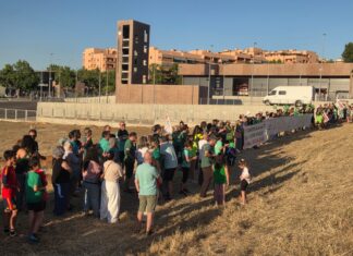 La comunidad educativa del IES Los Colegiales forma una cadena humana para exigir la construcción del nuevo centro