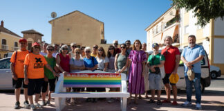 Inaugurado en Archidona un banco por la diversidad durante la conmemoración institucional del Orgullo LGTBI