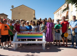 Inaugurado en Archidona un banco por la diversidad durante la conmemoración institucional del Orgullo LGTBI
