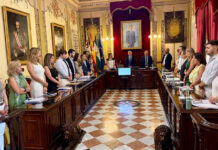 El Pleno del Ayuntamiento de Antequera guarda un minuto de silencio en memoria de los ex concejales Pascual Guardeño y Juan Roldán Barranco, así como por las víctimas de los terremotos de Venezuela