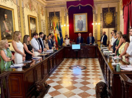 El Pleno del Ayuntamiento de Antequera guarda un minuto de silencio en memoria de los ex concejales Pascual Guardeño y Juan Roldán Barranco, así como por las víctimas de los terremotos de Venezuela