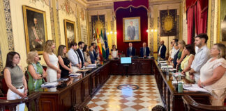 El Pleno del Ayuntamiento de Antequera guarda un minuto de silencio en memoria de los ex concejales Pascual Guardeño y Juan Roldán Barranco, así como por las víctimas de los terremotos de Venezuela