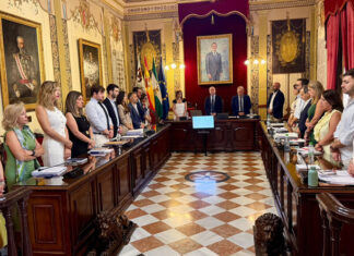 El Pleno del Ayuntamiento de Antequera guarda un minuto de silencio en memoria de los ex concejales Pascual Guardeño y Juan Roldán Barranco, así como por las víctimas de los terremotos de Venezuela