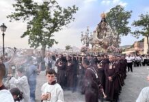 Puntual salida procesional de la Virgen del Carmen arropada por su barrio