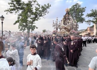 Puntual salida procesional de la Virgen del Carmen arropada por su barrio