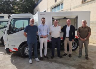 Aguas del Torcal incorpora un tercer vehículo especializado para reforzar el baldeo de las calles