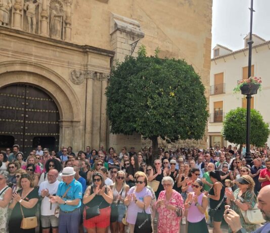 Unidad, rechazo y condena: Antequera dice «basta» a la violencia machista y recuerda a María en un multitudinario acto