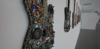 Inaugurada en Archidona la muestra ‘Bioguitars’: esculturas de guitarras creadas con materiales reciclados