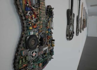 Inaugurada en Archidona la muestra ‘Bioguitars’: esculturas de guitarras creadas con materiales reciclados