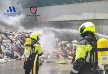 Un fuego en el exterior de la planta de reciclaje de Valsequillo moviliza a los bomberos en Antequera