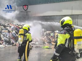 Un fuego en el exterior de la planta de reciclaje de Valsequillo moviliza a los bomberos en Antequera