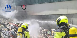 Un fuego en el exterior de la planta de reciclaje de Valsequillo moviliza a los bomberos en Antequera
